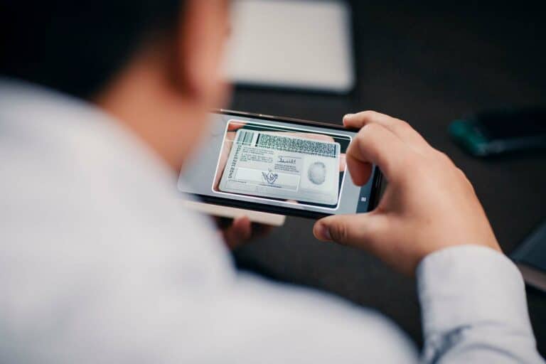 Escaneo automático de DNI con tecnología OCR para registrar visitantes
